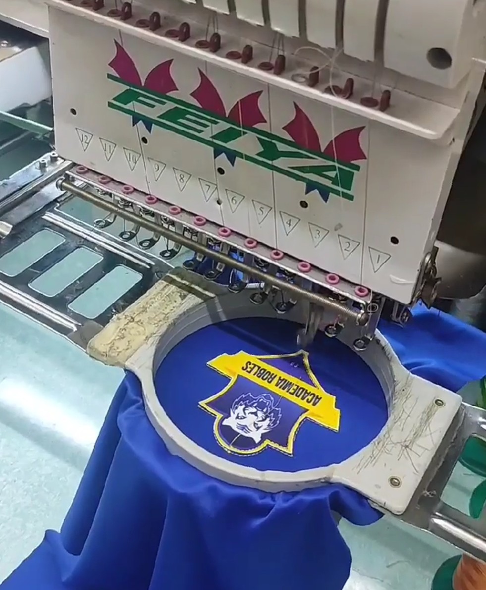 Bordado Logo Uniforme Academia Robles